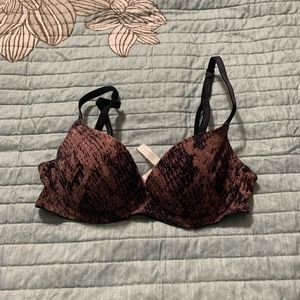 32a vs pink bra